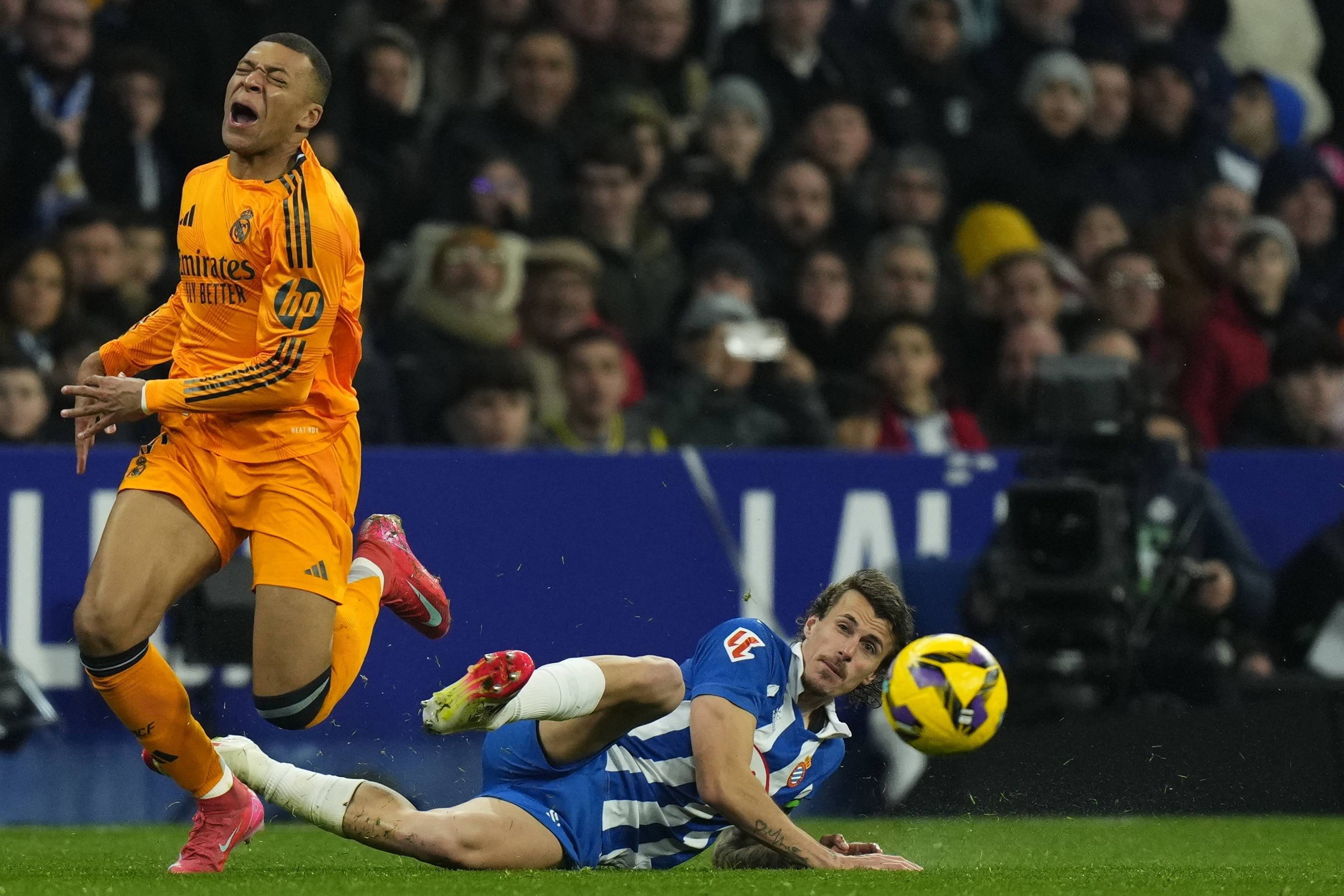 关于西班牙足球运动员因伤退出比赛的信息