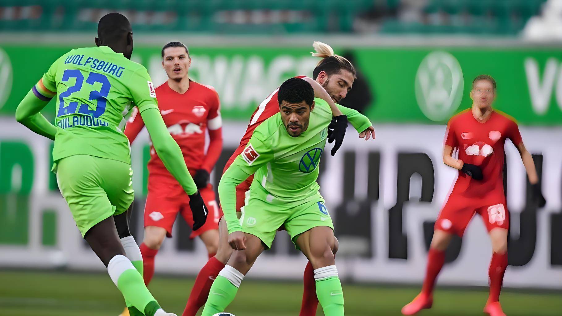 包含汉堡球队迎来胜利，球迷狂欢的词条