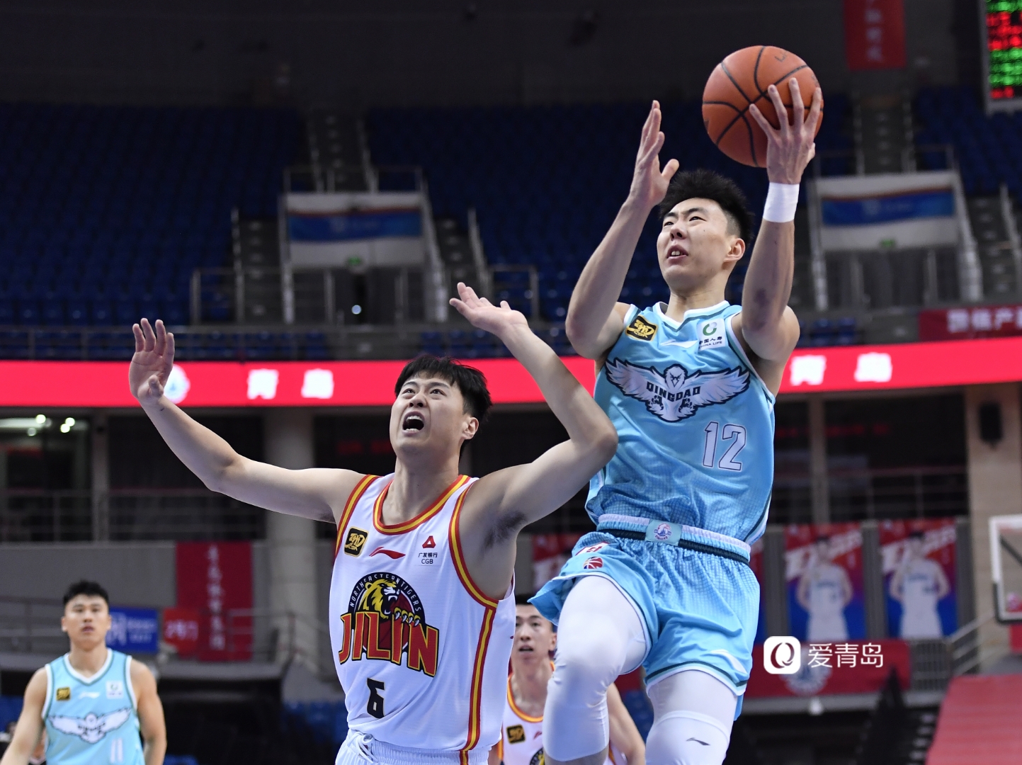 青岛男篮遭遇对手防守封锁，无法得分