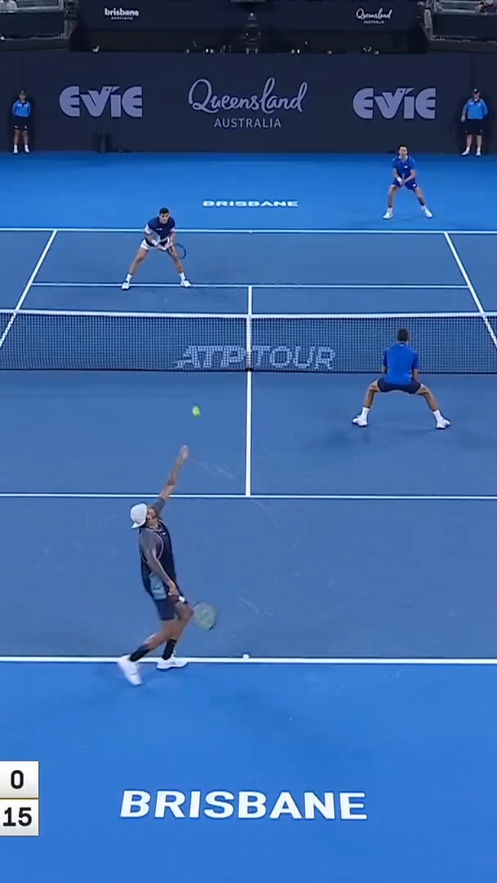 关于英国网球队力克西班牙网球队，克耶高斯统治全场的信息